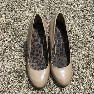Size 8 Jessica Simpson tan heel